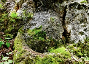 impronta su roccia dopo l'escavazione di una mola